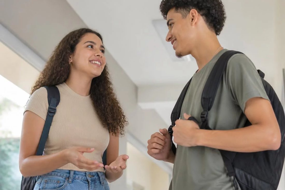 Grupo pequeno em volta da mesa, lendo folhas impressas com as posições que serão disputadas